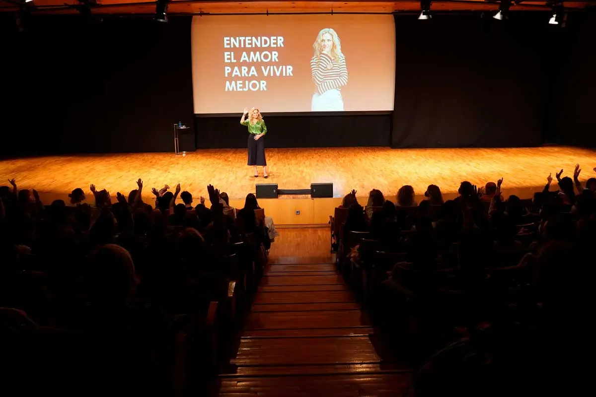 Público asistente a una conferencia de Silvia Congost